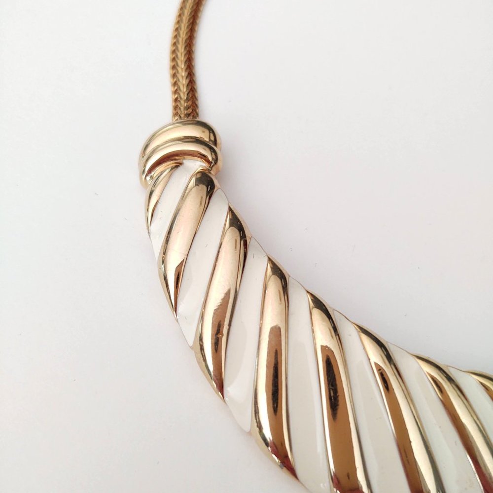 Vintage cream enamel and gold necklace - Picture 10 of 13